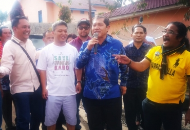 Bupati Karo Terkelin Brahmana didampingi panitia karnaval dan para Camat Se-Kabupaten Karo diarak dari jambur bakerah keliling Siosar dengan jarak tempuh 3 km