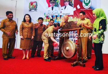 Bupati Karo Terkelin Brahmana didampingi kadis kesehatan Drg Irna safrina dan sejumlah OPD kab Karo melakukan pemukulan Gong launching resmi dibuka selanjutnya dilakukan penandatangan komitmen RAD dan pemberian penghargaan kepada puskesmas terbaik