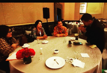 Penggiat kopi karo Adven Tarigan Tambun menyeduh cara kopi Karo disaksikan oleh bupati Karo Terkelin Brahmana didampingi OPD  di sela sela acara TPKAD di Jakarta