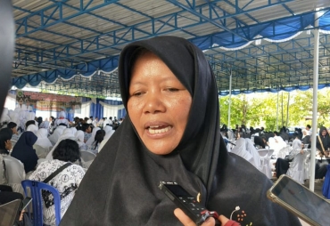 Hafal 20 Hadist Guru TK Dihadiahi Jam Kesayangan Walikota