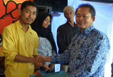Amsal Sinuhaji saat menerima Piagam Penghargaan Selaku Pemenang Juara 1 Kuliner Tasak Telu oleh Plt Kadis Kominfo Karo di Sweet Green Caffe Berastagi