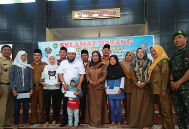 Walikota Santuni Anak Yatim Kecamatan Ratu Samban