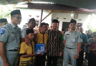 Gubernur Rohidin dan Kepala Jasa Raharja Santuni Keluarga Korban Bus Sriwijaya