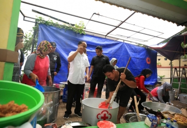 Wamendes PDTT Serahkan Bantuan untuk Korban Banjir
