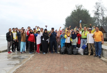 Gelar Bersih Pantai Kadis Kominfotik Ajak Jaga Kebersihan