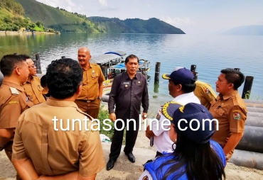 Bupati karo Terkelin Brahmana didampingi sejumlah OPD dan Kepala desa Tongging meninjau lokasi pembangunan  Dermaga tahap I dan diteruskan ke tahap II