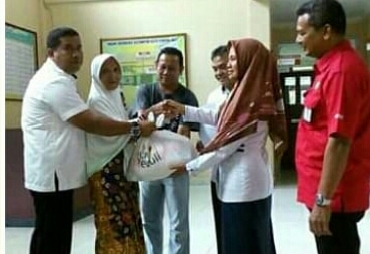 Kepala UPGW PLN Bangkinang Salurkan Sembako Gratis
