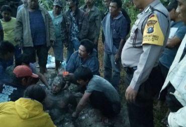 Gejab Tarigan saat dimandikan lumpur oleh warga saat dirinya paska disambar petir