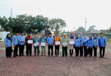 Sekda Labuhanbatu Serahkan Santunan Purna Tugas dan Kemalangan 