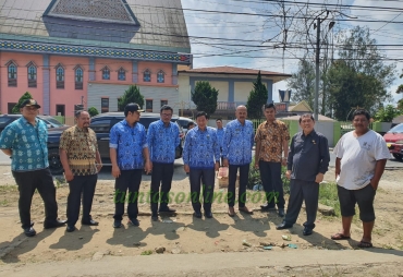 Bupati Karo Terkelin Brahmana SH didampingi Kepala Bappeda Ir Nasib Sianturi MSI Kepala Dinas PUPR Edward Pontianus Sinulingga Camat Kabanjahe Leo Girsang Kabid Bina Marga Hendra Mitcon Purba saat melakukan pengukuran pelebaran jalan