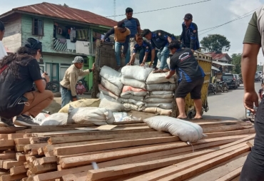 Puluhan ton kayu dan humus yang dicuri dari hutan lindung diamankan warga dan karang taruna Desa Kutarakyat Kecamatan Namanteran Karo Jumat (17/1)
