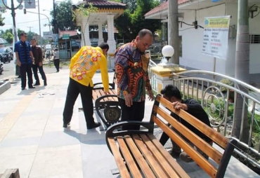 Bupati Labuhanbatu Tinjau Pemasangan Kursi Taman