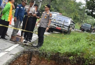 Kapolres Kampar Tinjau Jalan Amblas di KM 91