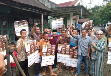 Berbaur di Palak Curup Gubernur Rohidin Makan Durian Bersama Masyarakat