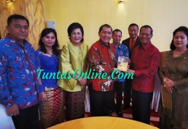 Amir Sembiring Serahkan Buku Biografi untuk Bupati Karo