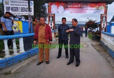 Bupati Karo Terkelin Brahmana didampingi Kepala BKD Kabupaten Karo Tommy Heriko M Sidabutar AP saat meninjau perbaikan jalan lokasi ujian