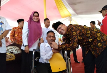 Terima SK dari Gubernur Rohidin GTT Penyandang Disabilitas Luapkan Kebahagiaan dan Haru