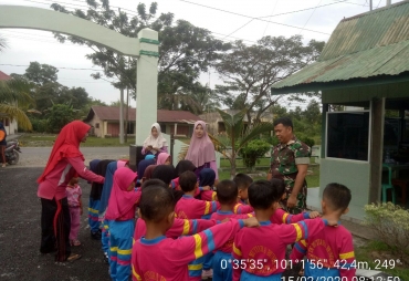 Anak Didik TK Mutiara Bunda Kunjungi Makoramil 16/Tapung