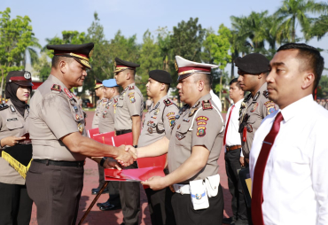 Kapolda Sumut Serahkan Penghargaan kepada Personil