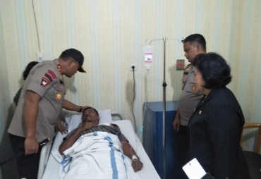 Kapoldasu Irjen Pol Drs Martuani Sormin MSi saat membesuk Aiptu Basmi Ginting di ruang VIP RSU Kabanjahe didampingi wakil bupati Karo Cory Sebayang