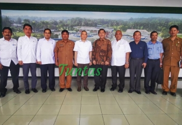 Bupati Karo Terkelin Brahmana SH MH didampingi sejumlah OPD sedang konsultasi serius bersama dirut PDAM Tirtanadi /PERPAMSI di kantor Tirtanadi Medan