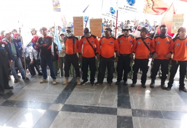 Ribuan Buruh Kota Batam Geruduk Kantor DPRD Batam.