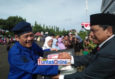 Tampak Bupati Bengkulu Utara Ir.Mian Memberikan Penghargaan