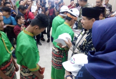 Pemasangan Topi Secara Simbolis Oleh Rusdi Bakar