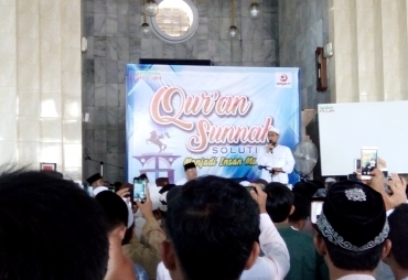 Tampak Ustadz Adi Hidayat Sampaikan Tausiyah