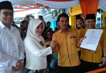 Penyerahan SK DPP Oleh Ketua DPC Kota Kepada Pasangan Calon Walikota dan Wakil Wali Kota 2018-2023