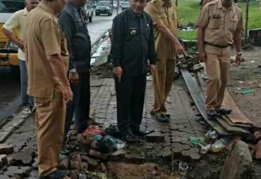 Bupati Karo saat meninjau Lokasi Gorong-Gorong