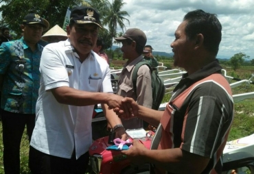 Bupati BU Ir Mian Secara Simbolis Menyerahakan Bantuan 