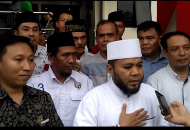 Tampak Helmi Hasan Tiba di Bandara Bengkulu