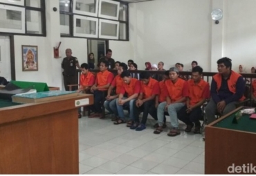 Tampak 9 Orang menjalani Persidangan 