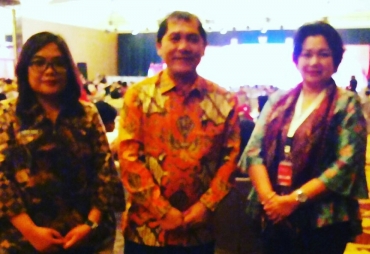 Bupati Karo Terkelin Brahmana didampingi kabag perekonomian Rismawati br Ginting foto bersama disela sela pengarahan