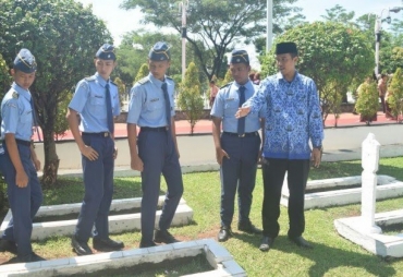 Tampak murid SMKN Taruna Sakti Sedang Ziarah  