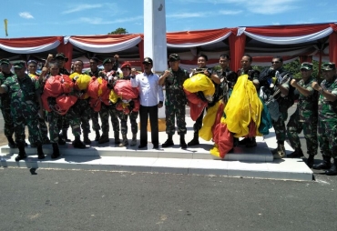 Ratusan PNS Serta Warga Benteng, Tonton Aksi Terjun Payung