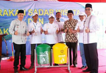 Bupati Beserta Anggota DPR RI Berfoto Bersama 