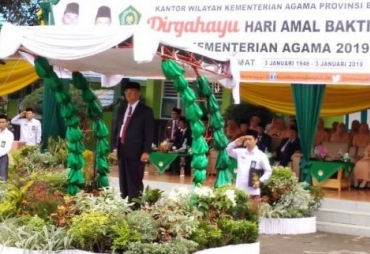 Kakanwil Kemenag Provinsi Bengkulu H.Bustasar Menjadi Inspektur Upacara
