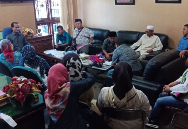Waka II DPRD Kota Bengkulu Teuku Zulkarnaian saat menerima wali Murid
