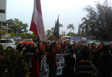 Anggota HMI Bengkulu mengelar Aksi