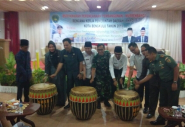 Pemukulan Dol Oleh Pejabat yang Hadir