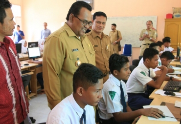 Wakil Bupati Aceh Utara Fauzi Yusuf di Dampingi Kepala Dinas Pendidikan Aceh Utara Saifullah. M.Pd sedang memantau pelaksanaan UNBK