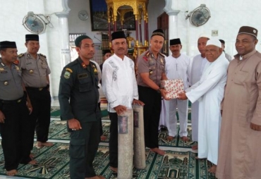 tim saweu masjid juga menyerahkan 2 lembar hambal dan Al Qur’an untuk mesjid Al Khlifah Ibrahim