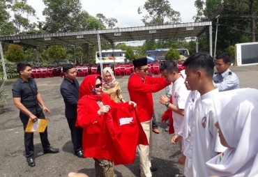 Heri amalindo pakaikan seragam KKN UKB PALI