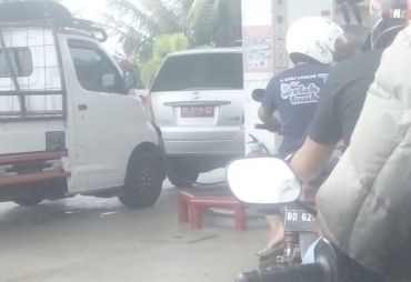 Tampak Mobil Dinas BD 9116 DZ Melakukan Pengisian Bahan Bakar Premium