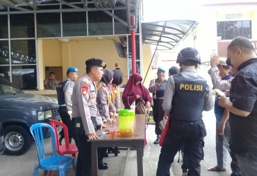 Tampak Satuan Polisi Memeriksa Orang yang datang ke Mapolres