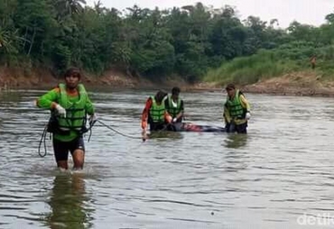Evakuasi Misgiyanto di sungai