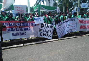 Ribuan Aksi para driver Online