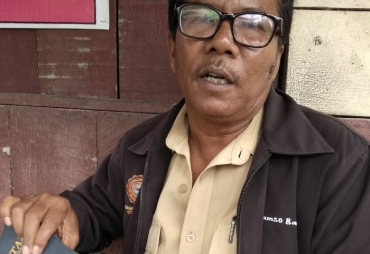 Kepala SMPN Batukarang saat memberikan keterangan terkait siswinya sering kesurupan